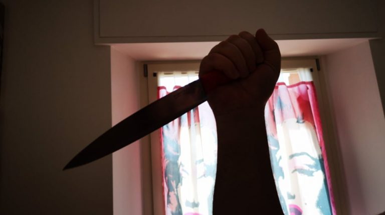 Pura, 50enne accoltellato dall’ex-moglie: è grave. Un fermo in arrivo