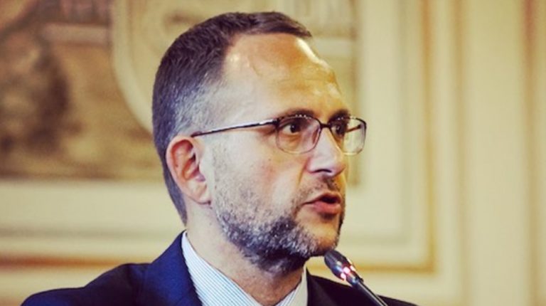 “Caso Sgarbi”, go-go-go-Gobbi: «Si fueris Romae, romano vivito more»