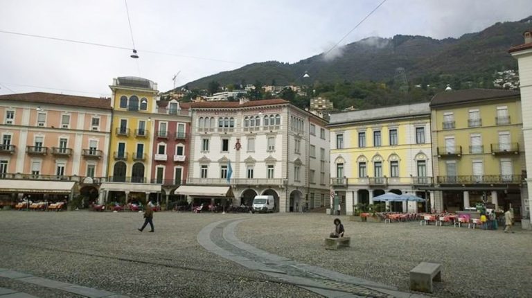 Colpo di stiletto / Piazza aperta, buoi scappati. Da un pezzo