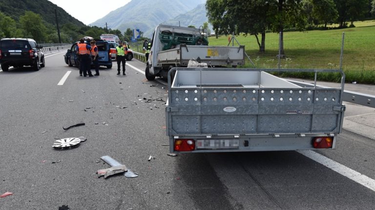 A13: vettura ferma, furgone la tampona. Quasi illesi i conducenti