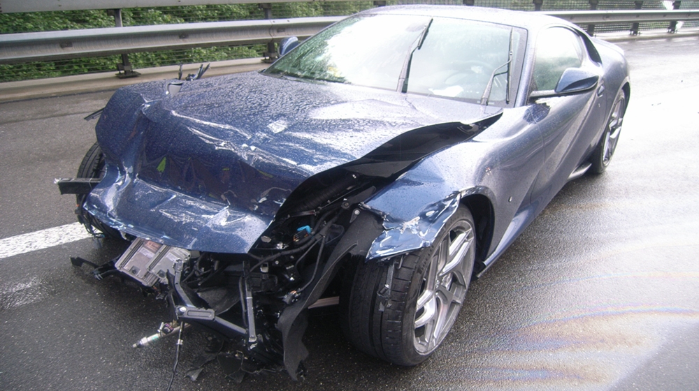 Wassen (Canton Uri): “Ferrari” si schianta, salvo il conducente, danni per 350’000 franchi