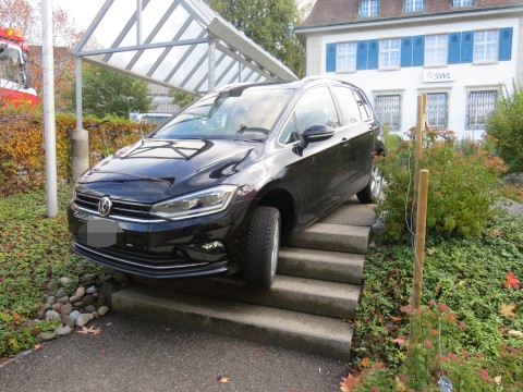 Parkhauseinfahrt gesucht: Rentnerin fährt Treppe hinunter