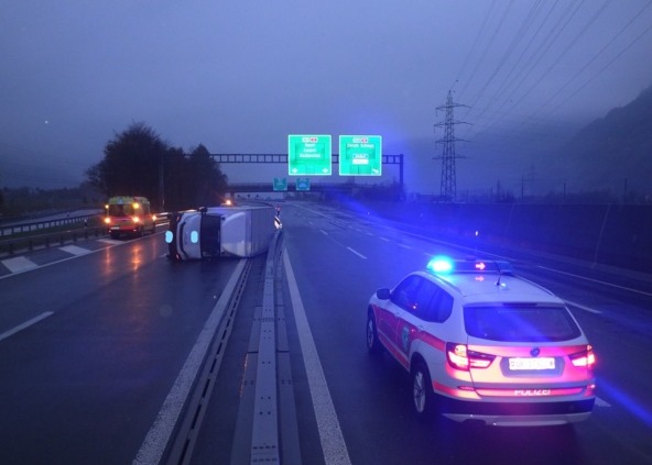 Unfall A2 / Altdorf (Kanton Uri): Lastwagen kippt auf Seite