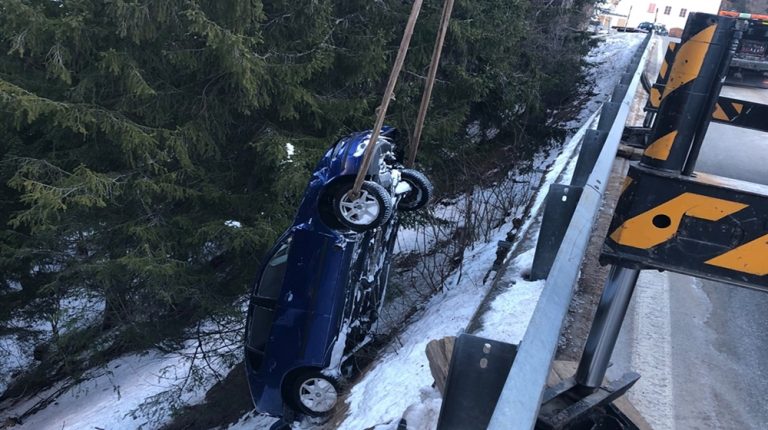 Poschiavo: volo nella scarpata, auto distrutta, conducente illeso