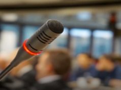 Colpo di stiletto / Il relatore c’è, manca l’elettricità. E l’incontro non si fa