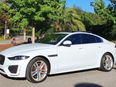“Jaguar XE 300 P R-Dynamic AWD”, occhi di gatto e potenza da pantera