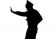 Auto gerät in Altendorf in Brand: 15-jähriger Lenker flüchtet