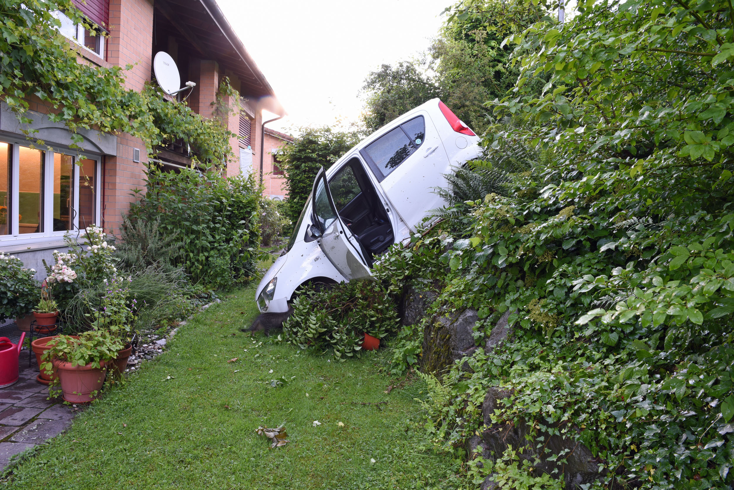 Malters (Kanton Luzern): Auto rollt Fahrerin in steilem Gelände davon