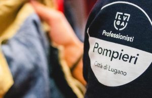 Pompieri in azione nel centro di Lugano. Ma quell’incendio non… c’era