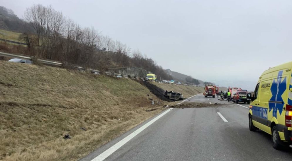 Eine Tote und drei Verletzte bei schwerem Unfall auf der Autobahn