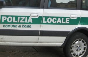 Como, ruba dalla cassa e pesta un commesso: preso in… sei secondi
