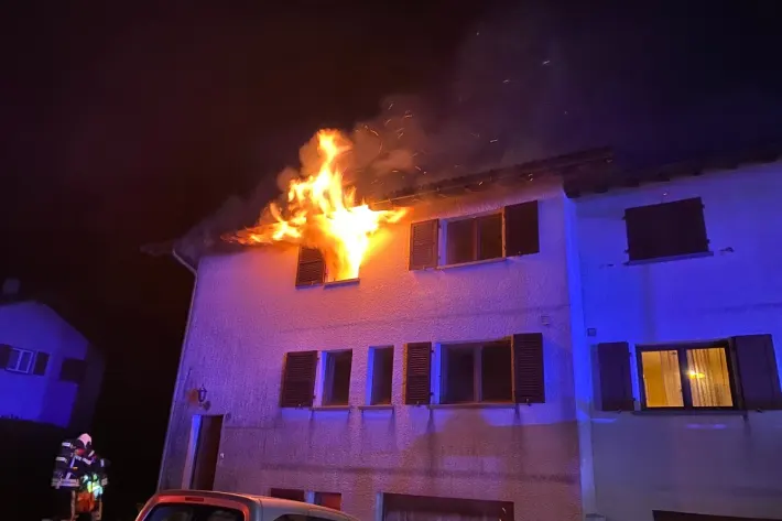 Dorénaz (Kanton Wallis): Frau stirbt nach Brand in Wohnhaus