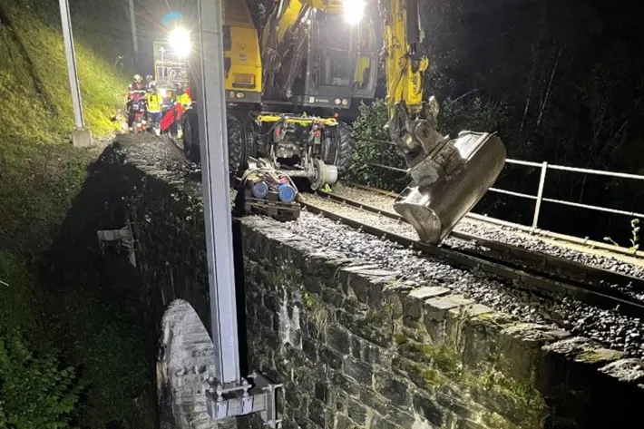 Molinis (Kanton Graubünden): Arbeiter bei Sturz von Brücke verletzt