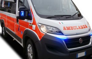Cassano Magnago (Varese), finisce sotto l’auto dell’amico e muore