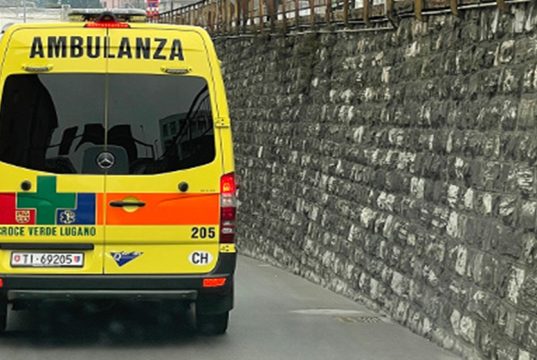 Tragedia in una villa a Vico Morcote, bimbo di due anni annega in piscina