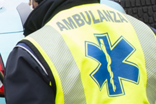 Chiasso: auto si ribalta e striscia sul tettuccio, conducente soccorso