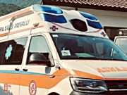 Cadegliano Viconago (Varese): moto sotto camion, uomo gravissimo