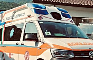 Cadegliano Viconago (Varese): moto sotto camion, uomo gravissimo