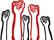 Unbekannte schlägt Passantin am Bahnhof: Zeugen gesucht