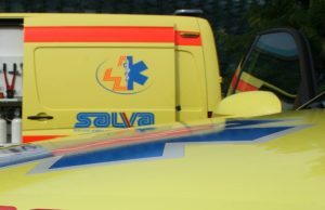 Brissago: auto fuori strada e giù dal declivio, uomo finisce in ospedale