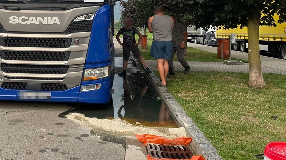 San Vittore, camion fa danni in manovra: paralizzata un’area di sosta