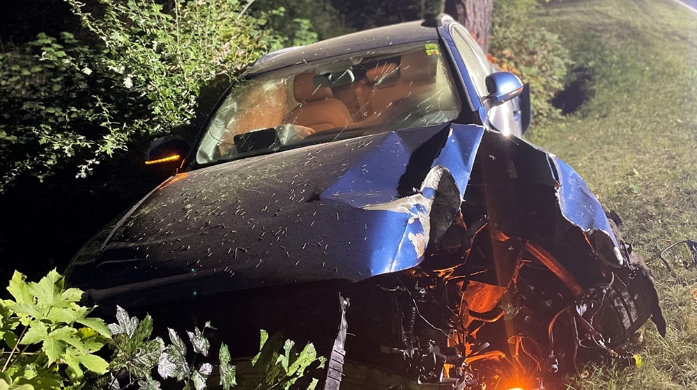 Bregaglia: auto fuori strada, carambola tra gli alberi, conducente illeso