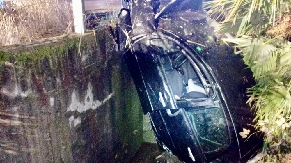 Fenegrò (Como): auto sfonda il “guard-rail” e si incastra, tutti in salvo