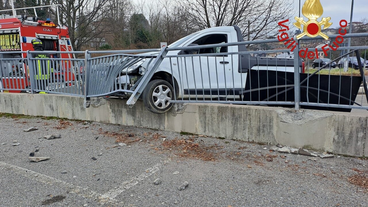Appiano Gentile (Como): furgone sfonda recinzione, 49enne ferito