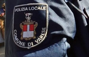 Varese, collisione tra auto e moto: 18enne e 19enne finiscono in ospedale