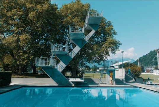 Bellinzona, si tuffa al bagno pubblico e s’infortuna: grave 25enne