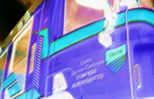 Vacallo, camioncino prende fuoco su via Pizzamiglio: salvo il conducente