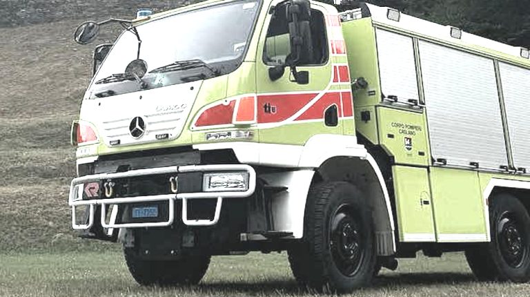 Caslano, auto d’epoca va a fuoco: in salvo il conducente, seri i danni