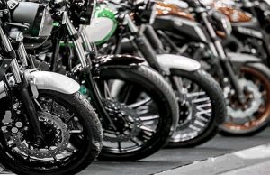 Stabio, motoraduno illegale con pirateria stradale: in nove sotto denuncia