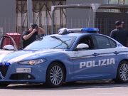 Como, tenta di disfarsi della droga ma non sfugge agli agenti: denunciato