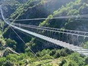 Borsa svizzera sul ponte tibetano: nessuno guardi all’ingiù, e avanti piano