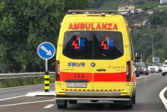 Gordola, 58enne precipita con la bici in una scarpata: è grave