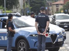 Como, pakistano tira pietre ai passanti poi colpisce i poliziotti: arrestato