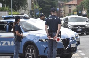 Como, pakistano tira pietre ai passanti poi colpisce i poliziotti: arrestato