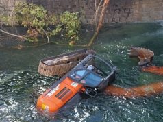 Vacallo, escavatore si ribalta nella Breggia: problematico il recupero