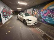 Alkohol-Raserei im Aargau! Betrunkener Tesla-Fahrer stürzt in Neuenhof Unterführung