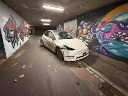 Alkohol-Raserei im Aargau! Betrunkener Tesla-Fahrer stürzt in Neuenhof Unterführung
