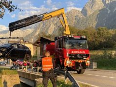 Bregaglia frazione Stampa: auto finisce in un torrente, tre feriti lievi