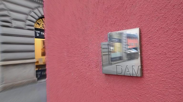 Locarno, chi la dura la vince: ricollocata la targa in memoria di Damiano