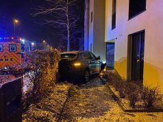 Sekundenschlaf endet in Albtraum: 57-jähriger prallt in Hauswand