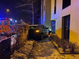 Sekundenschlaf endet in Albtraum: 57-jähriger prallt in Hauswand