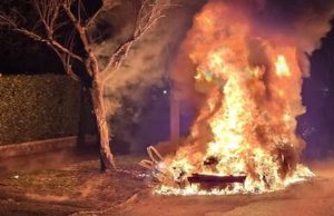 Busto Arsizio (Varese), vettura a fuoco nella notte: nessun ferito