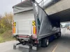 Lkw-Fahrerin ignoriert Höhenbegrenzung: Schwere Verletzung eines Velofahrers durch herabfallende Teile