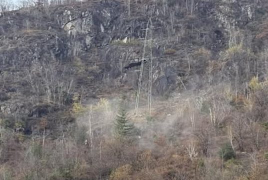 Terre di Pedemonte, detriti giù dal costone sopra Tegna: allarme tra i residenti