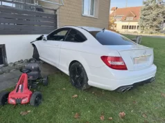 Rupperswil: Junglenker kracht mit starkem Auto in Hauswand!