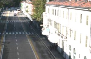 Bus contro pedoni in centro a Varese: sei feriti, dinamica incerta